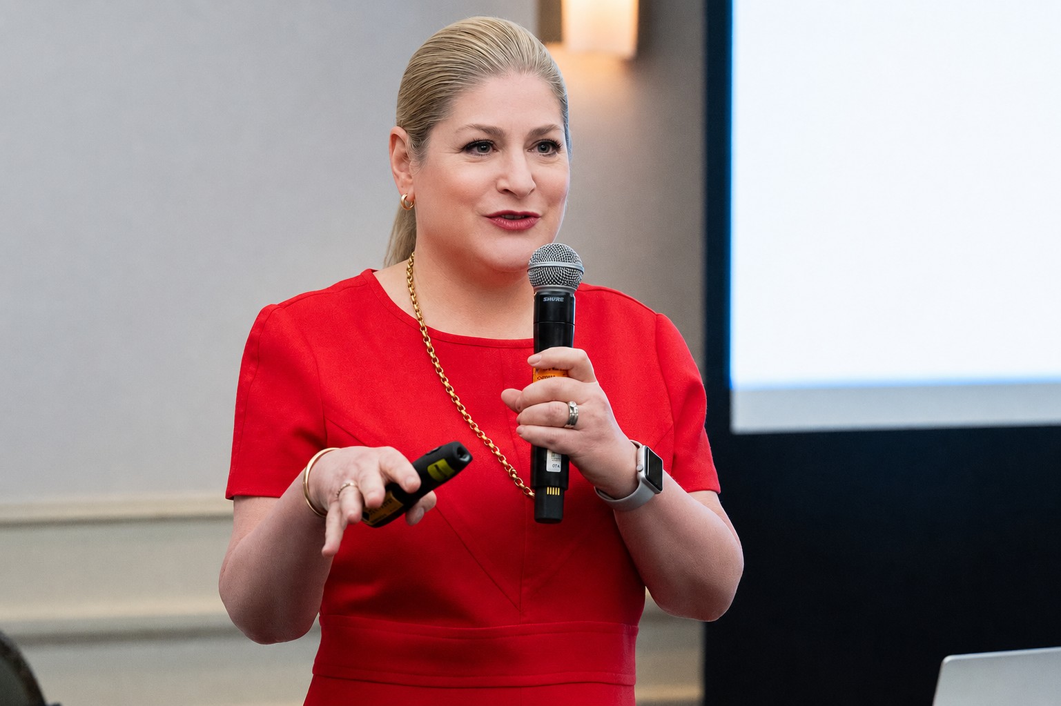 How to Craft an Elevator Pitch (& Stand Out from the Competition)
